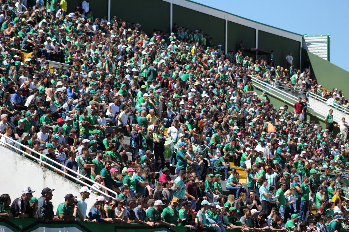 ChapecoenseReal's tweet image. Os aplausos merecidos pelo espetáculo à parte feito pela nossa torcida nesta manhã! O nosso 12° jogador está na arquibancada! 

📸 João Heemann | ACF 

#VamosChape