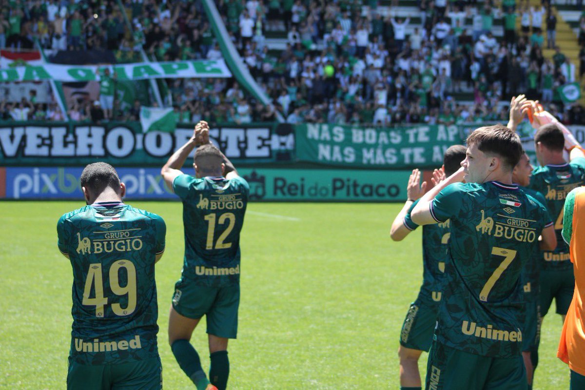 ChapecoenseReal's tweet image. Os aplausos merecidos pelo espetáculo à parte feito pela nossa torcida nesta manhã! O nosso 12° jogador está na arquibancada! 

📸 João Heemann | ACF 

#VamosChape