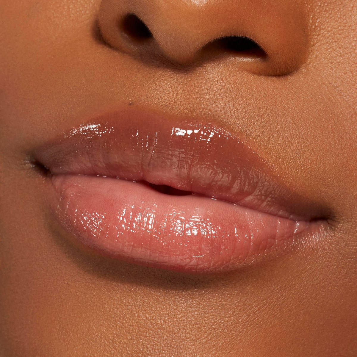 kyliecosmetics's tweet photo. make it dirty lip serum🍸️ our smooth, non-sticky lip serum is formulated with 69% of natural-origin oils that include sweet almond oil, coconut oil, and avocado oil 🫦 provides both comfort and care, now available on https://t.co/FAJOPZBXhV 🖤
#kriscollection https://t.co/Lt44hHae27