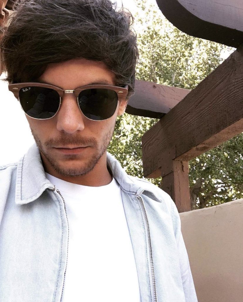 lt91daily's tweet photo. 📱| Hoy se cumplen seis años de esta selfie de Louis! (17/09/2016) https://t.co/yOBxYJsIvk