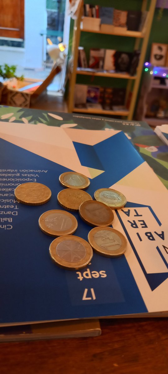 Si un joven lector cree que le llega con esto para el libro que quiere, LE LLEGA Y PUNTO. 
ESO ES DE PRIMERO DE LIBRERA Y DE VIDA.