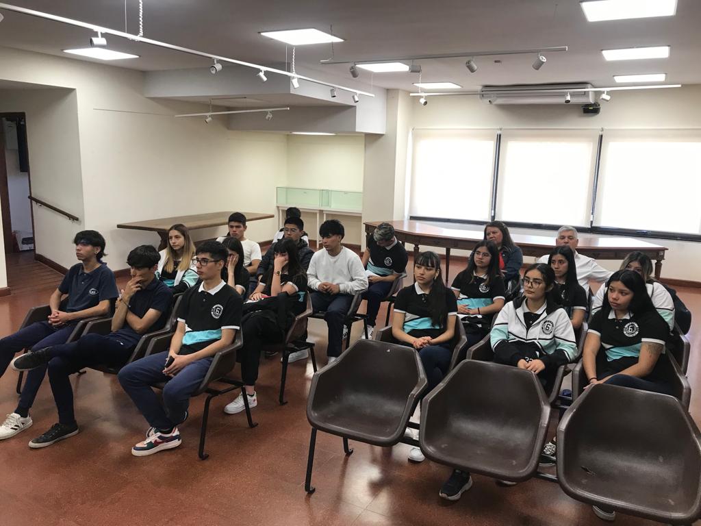 iadepp's tweet photo. Otro viernes de #EducaciónFinanciera en el @HCDTigreok 
Acercamos Herramientas para decidir mejor al San Pedro Claver.

Allí trabajamos:

▶️Presupuesto
▶️Objetivos
▶️Necesidades vs. Deseos
▶️Medios de pago
  y más

Info sobre este programa en https://t.co/B9oemqnYAd https://t.co/Zonox7ZMTd
