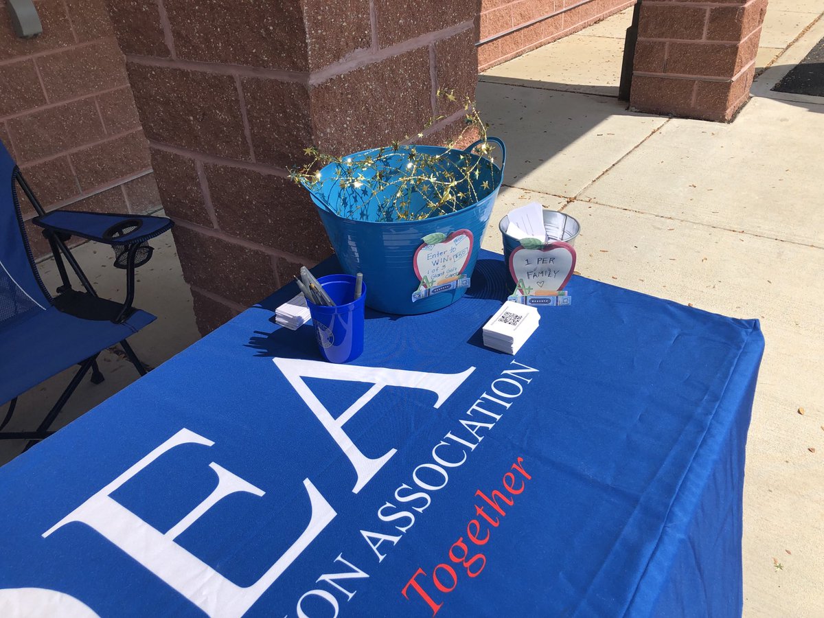 Enjoying the sunshine ☀️ &amp; ⁦<a href="/ParksideES/">Parkside Elementary</a>⁩ vibes ⁦<a href="/PdeaPride/">PDEA Pride</a>⁩ ⁦<a href="/PDSD_Pennell/">Pennell Penguins</a>⁩ ⁦<a href="/PennDelco/">Penn-Delco SD</a>⁩ at Parkside’s Community Day 2022 #ParksidePdsdPride Thanks ⁦@MrsGordon_ART⁩ for your hard work!