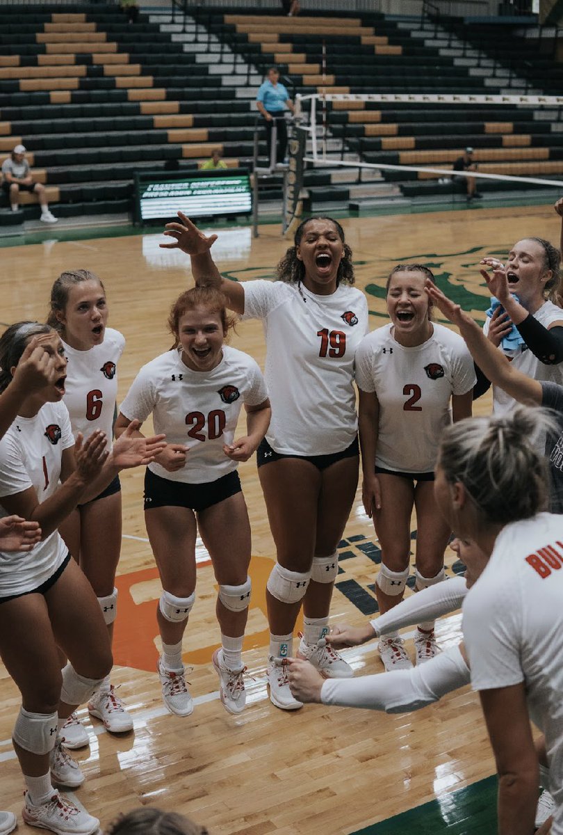 UMW_Bulldogs's tweet photo. Bulldog volleyball defeats MSU-Northern in straight sets.

25-23, 25-17, 25-22

#gobulldogs https://t.co/rwSp6rDwcU