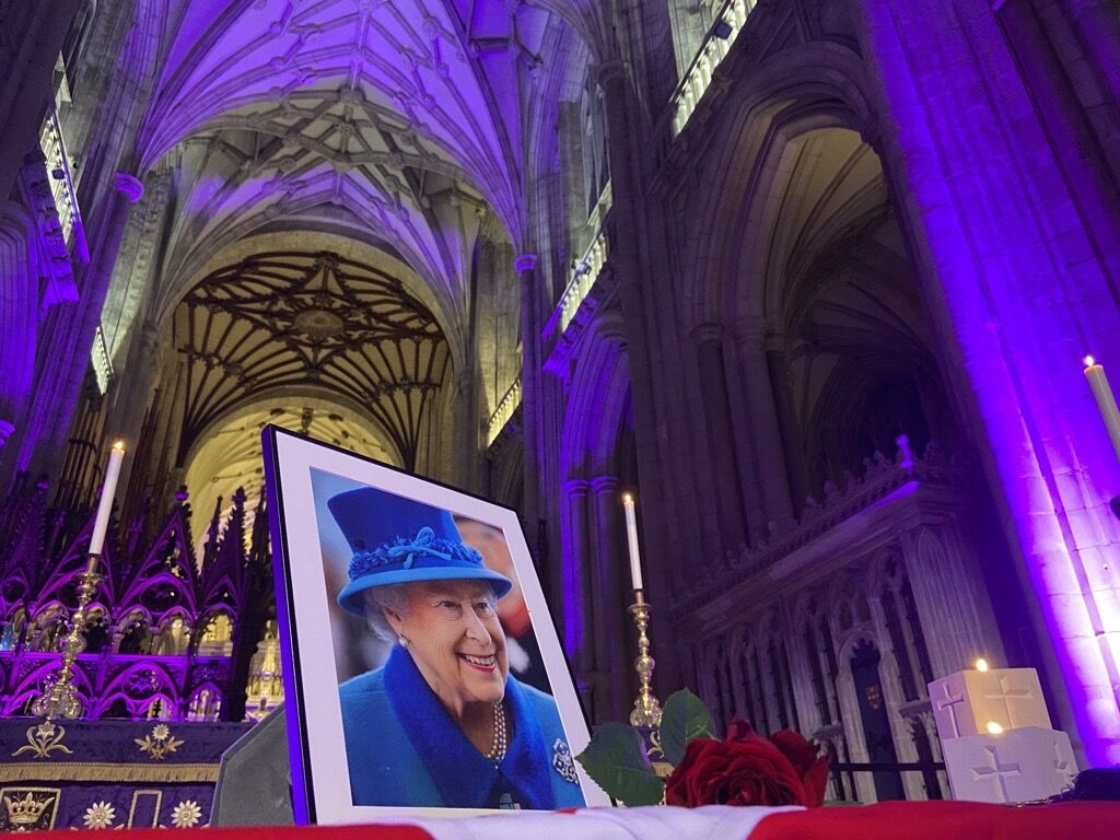 Winchester Cathedral tweet media