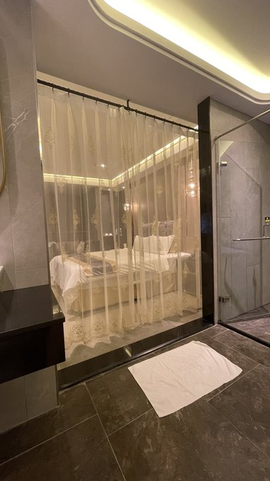 翻到舊照抱怨一下⋯ Motel廁所無法💩欸！ 沒有門而且還是紗簾😵&zwj;💫😵&zwj;💫😵&zwj;💫😵&zwj;💫 https://t.co/1VFjh5iKt4