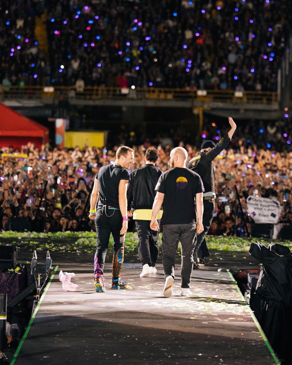 coldplaying's tweet photo. The best band in the world at #ColdplayBogota ❤️ | via Coldplay’s IG https://t.co/LjHAmTd7L2