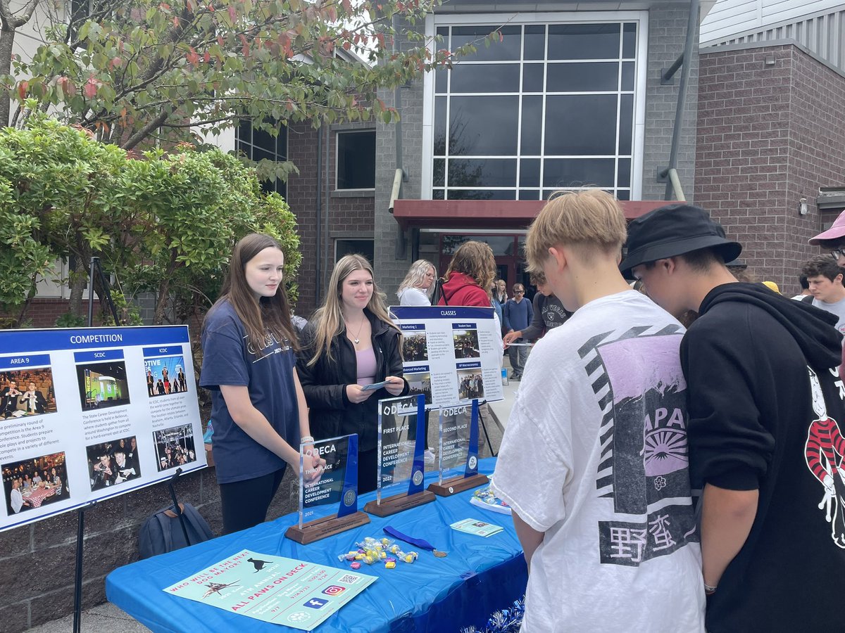 CHS_ORourke's tweet photo. Successful club fair @CamasHighSchool yesterday. Studies verify the thought the more students can get involved in clubs/arts/athletics in HS, the more engaged they stay in school. Self-esteem is enhanced when there’s a sense of belonging. 
#joinaclub #buildmemories #stayinvolved https://t.co/k1Nr50rAD0