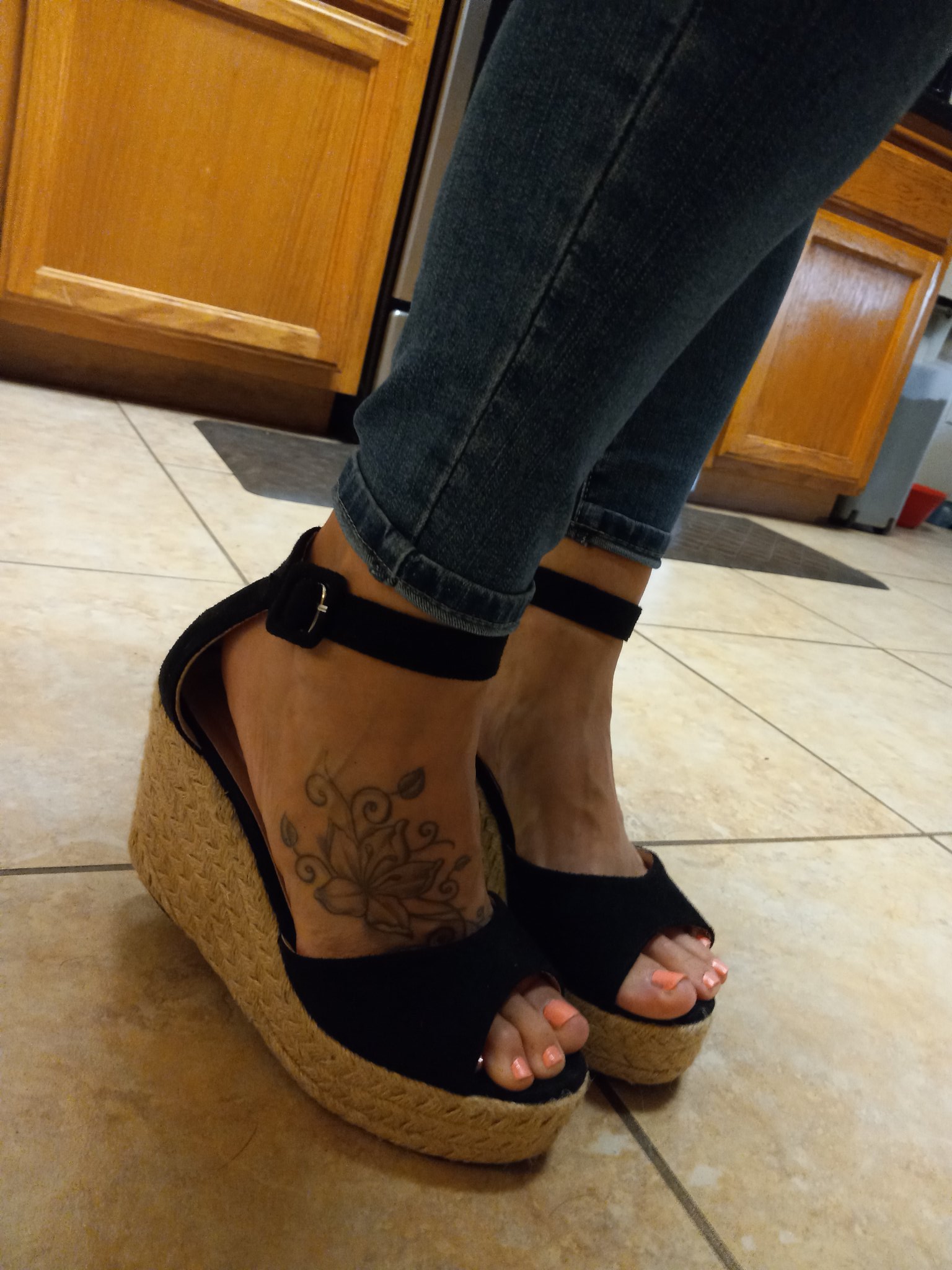 The Feetfinder Phenomenon: My Stunning Wife! - ehhedo6
