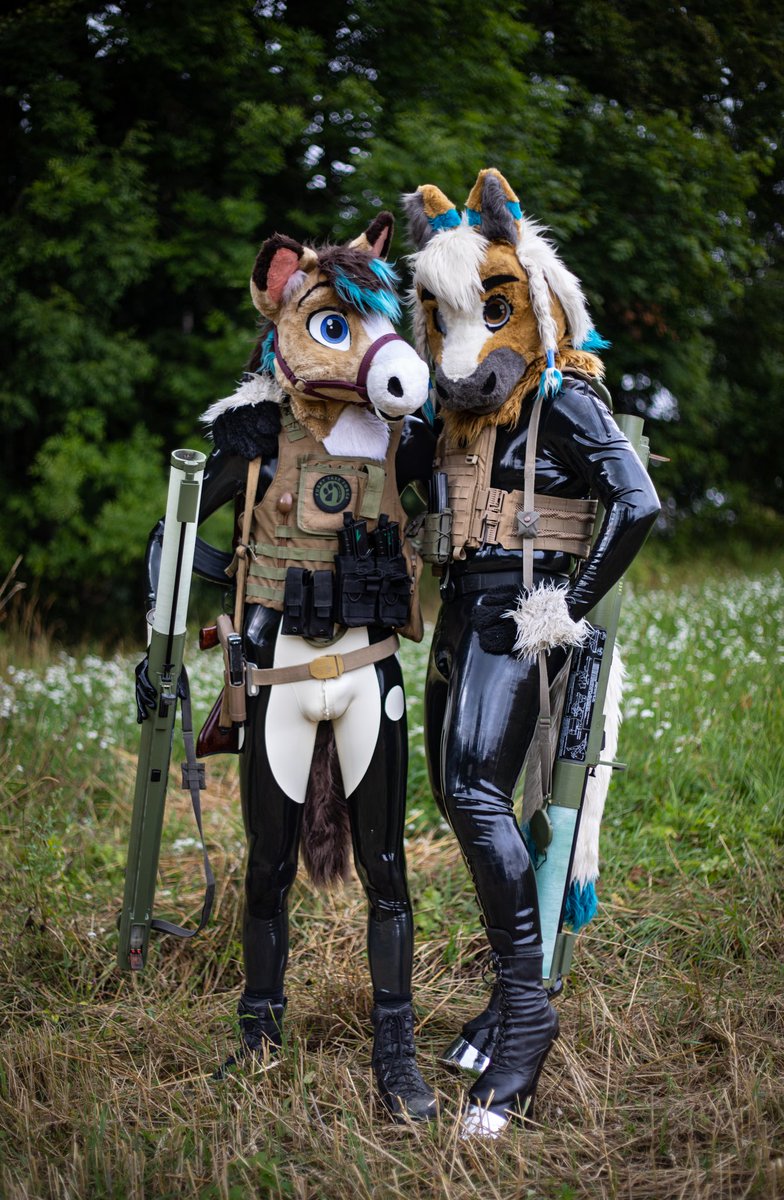 JohnnyHappyColt's tweet photo. Black-ops!
🐴-Jasper Hoss
📷-@TakeruWolfAD 
#Latex #LatexFurs #SqueakyFurs https://t.co/VSL7Go8Gqi