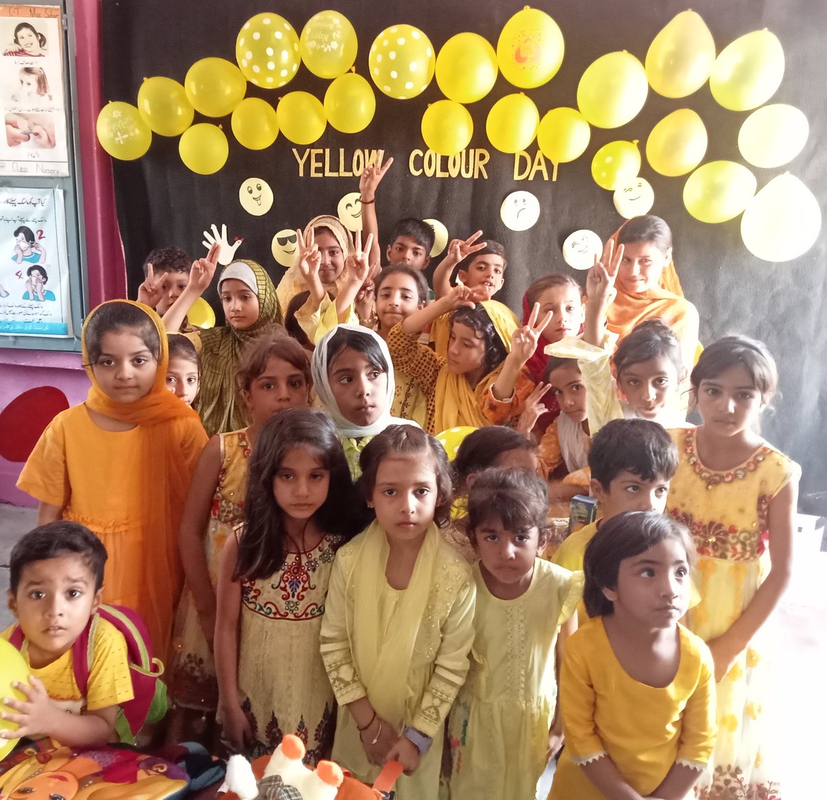 SultanaSehar's tweet photo. #yellowcolourday https://t.co/LGH9o7nWfD
