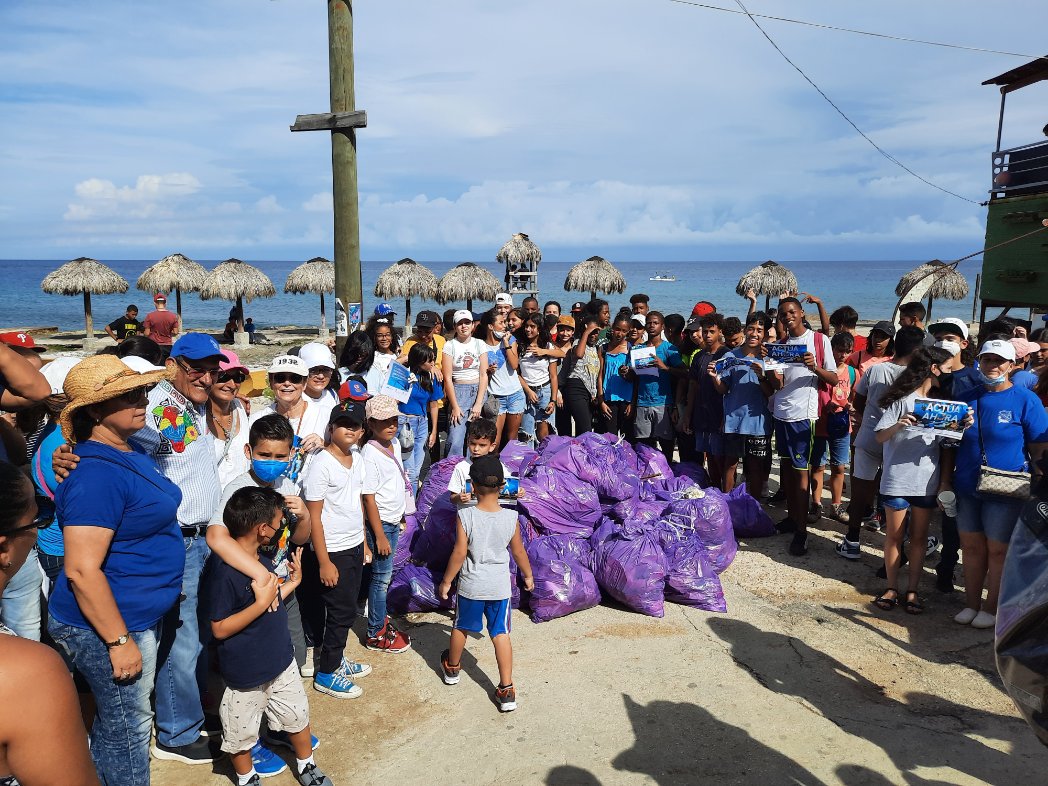 ¡Hermoso! Nutrida respuesta a la convocatoria de la @UNESCOHabana, la @CNCubaUNESCO, el Acuario Nacional de Cuba y la Embajada de Panamá en Cuba para la limpieza de playa en saludo al World Cleanup Day.