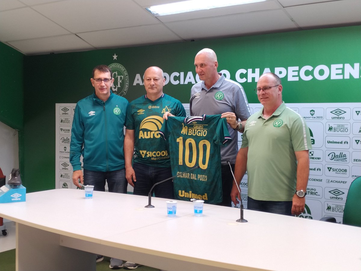 JrSpindula's tweet image. Depois da vitória por 1 x 0 no CSA, o técnico Gilmar Dal Pozzo recebeu homenagem da diretoria da @ChapecoenseReal - 100 jogos no comando do clube (números alcançados na partida contra o Londrina no último sábado). Agora são 50 vitórias no comando do Verdão!!!!