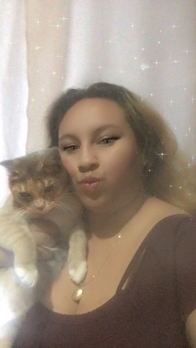 Valejess's tweet photo. con mi pequeña hija gatuna https://t.co/sUrIrCR8uJ