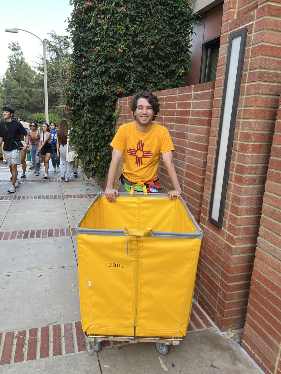 miaborja's tweet photo. @darnell_hunt ✨ Moved my son into De Neve Holly yesterday. Everyone from the Blue Crew to the traffic coordinators and truck loaders were extremely helpful — it was a really good experience.

Many thanks to all of you!!

#GoBruins 
💙🐻💛 https://t.co/o14OJPdN1K