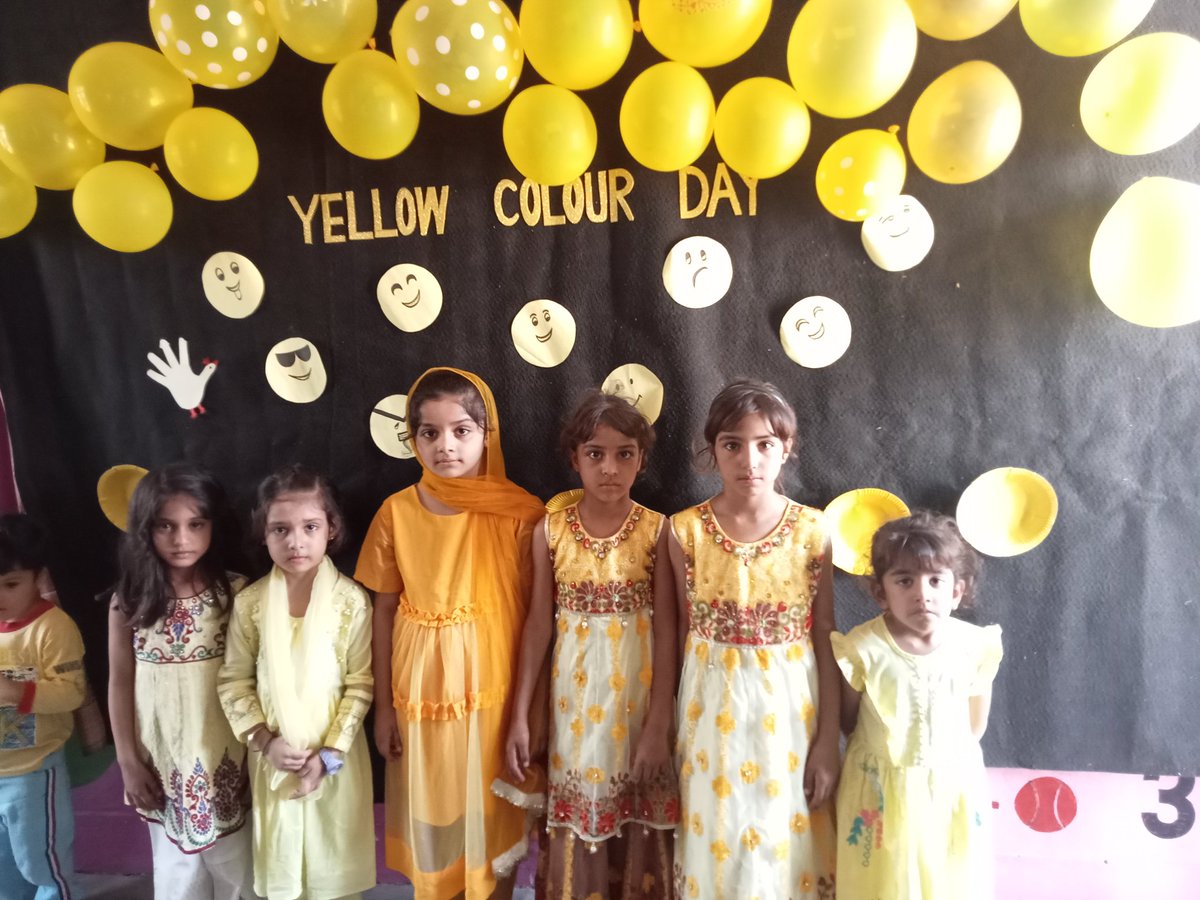 SultanaSehar's tweet photo. #yellowcolourday https://t.co/LGH9o7nWfD