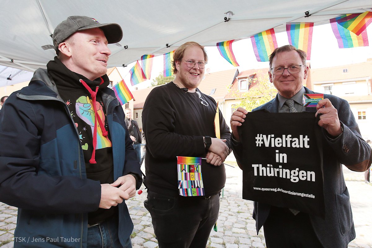 thueringende's tweet photo. „Wenn die Mehrheit in einer Gesellschaft nicht möchte, dass Minderheiten sichtbar werden, dann wird diese Gesellschaft eine traurige Gesellschaft!“
Ministerpräsident @bodoramelow heute beim Christopher Street Day in Altenburg https://t.co/NnoNaTTpKm