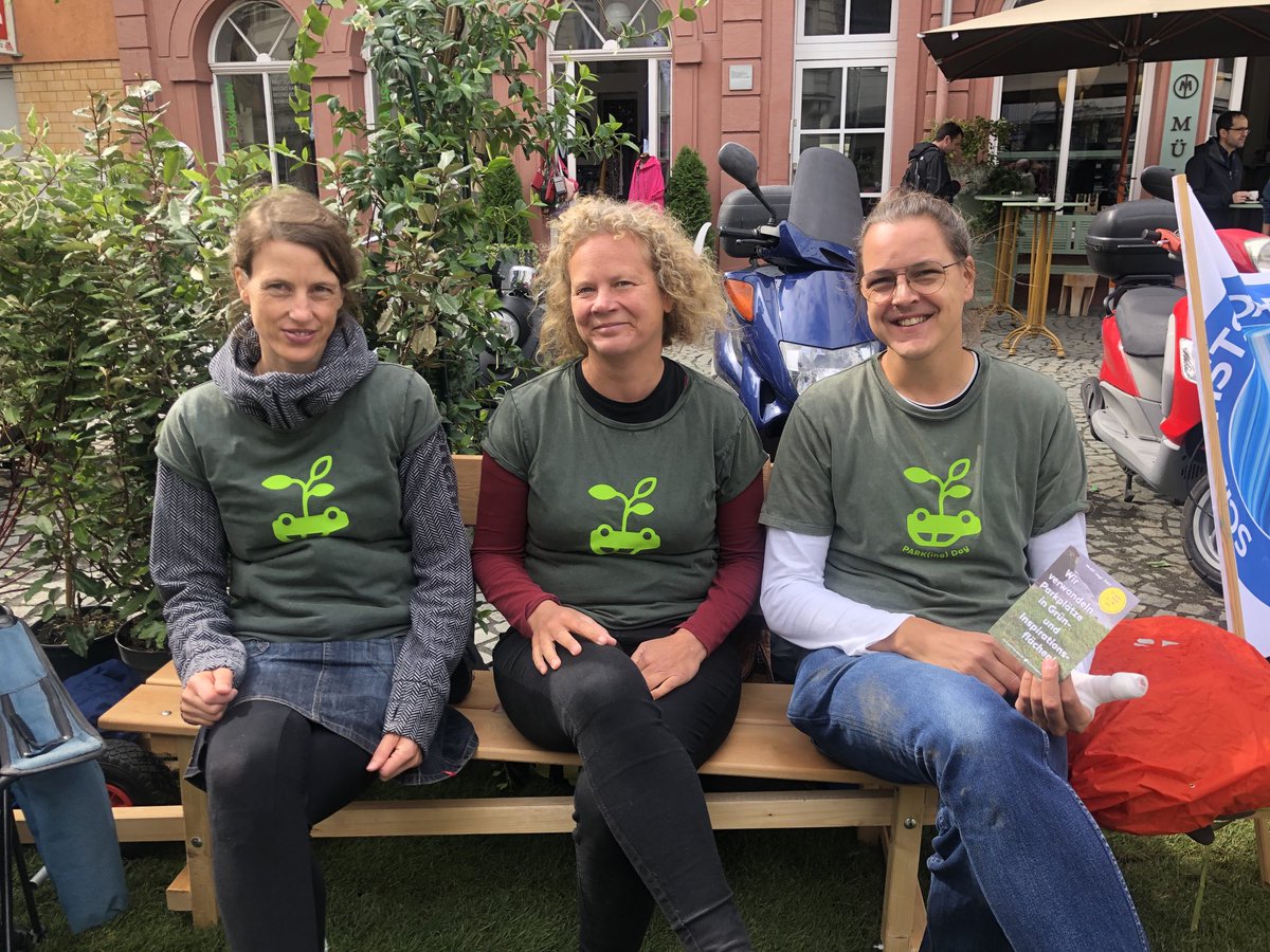 LWeissweiler's tweet photo. ⁦@parkingdaymz⁩ am Graben heute // wir zeigen, wie die Flächen auch genutzt werden können, wenn wir uns für einen Tag mal von den parkenden Autos befreien. https://t.co/TjAHGfQVev