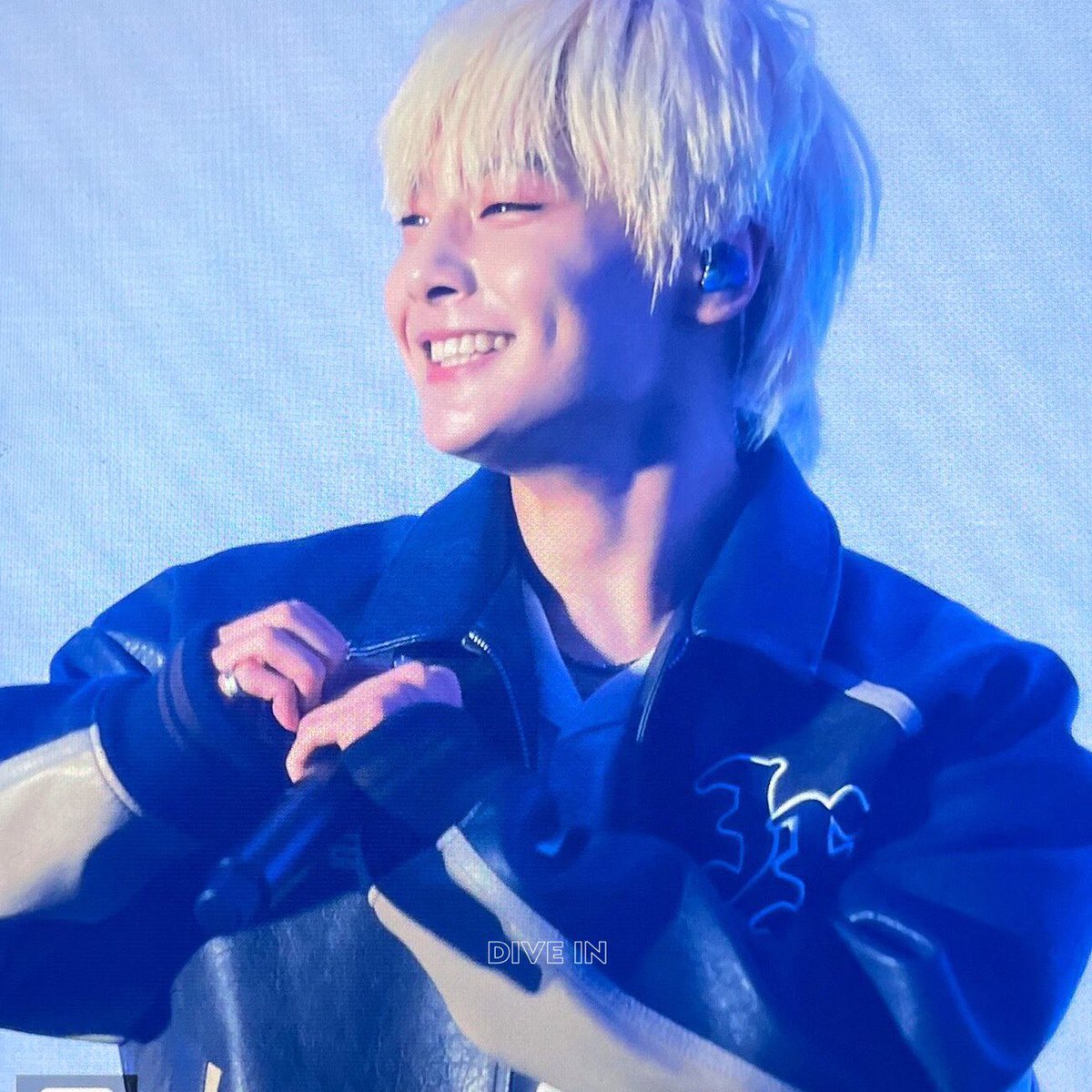 foxeology's tweet photo. jeongin unveil 11 in seoul — a thread ✨ 

night 1 🤍 https://t.co/yVBqCzfNkp