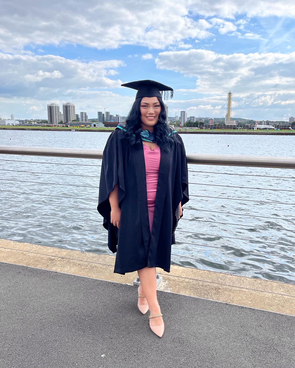Angelgdns's tweet photo. Just graduated! Officially a fashion designer 👩🏻‍🎓💃🏻🥂 https://t.co/5xlUROYGGB