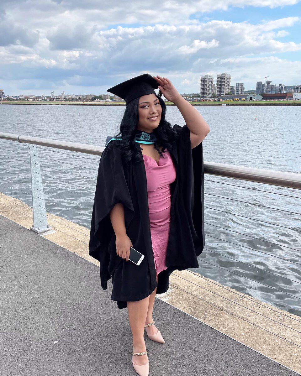 Angelgdns's tweet photo. Just graduated! Officially a fashion designer 👩🏻‍🎓💃🏻🥂 https://t.co/5xlUROYGGB