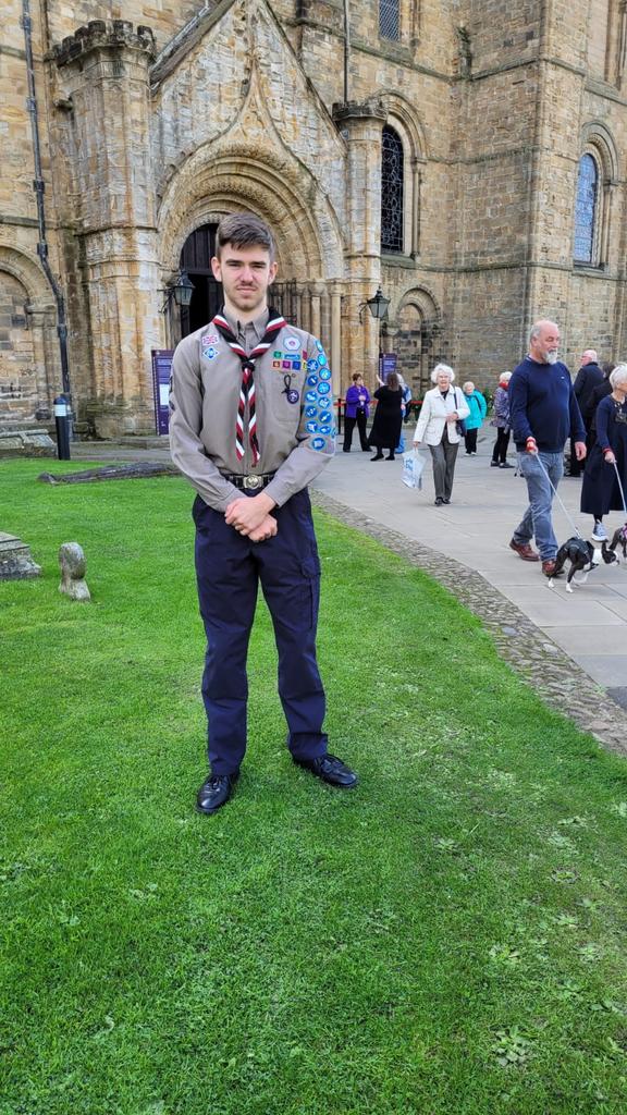 So proud that one of my Explorers read the prayers as part of the remembrance service for The Queen and Durham Cathedral today @DurhamCityScouts