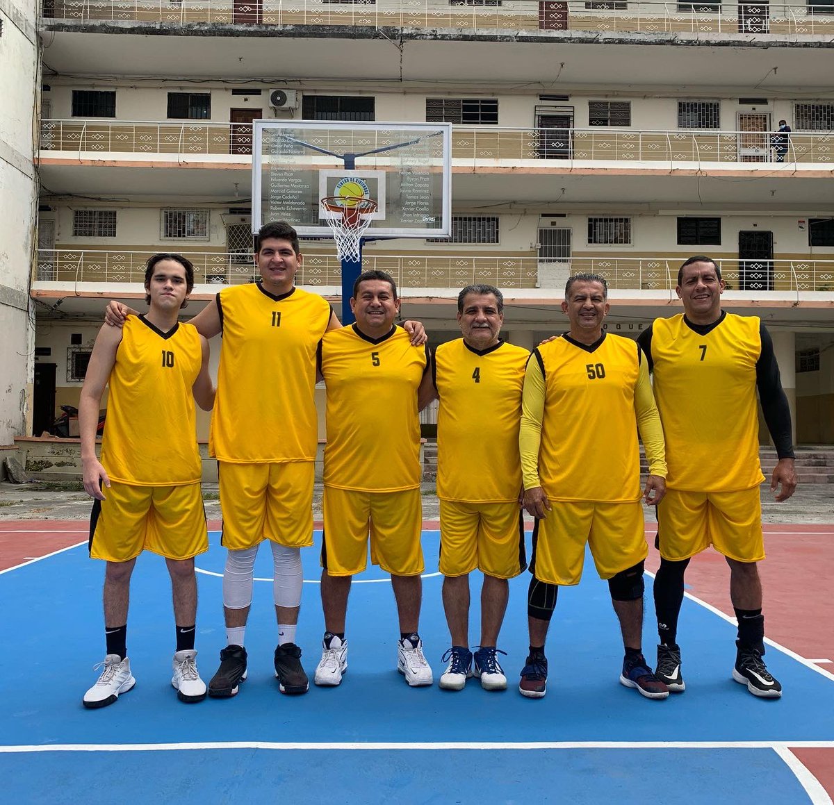 ColectivasB's tweet photo. Hoy se jugó la 1era fecha del torneo más antiguo de guayaquil, el AMISTAD 2022 en su edición #38. Encuentros que tuvieron lugar en el HOUSE ARENA CV y en el 1er. encuentro el equipo BLANCO ganó al equipo AMARILLO por el marcador de 60-52. https://t.co/PIzEcPftXf