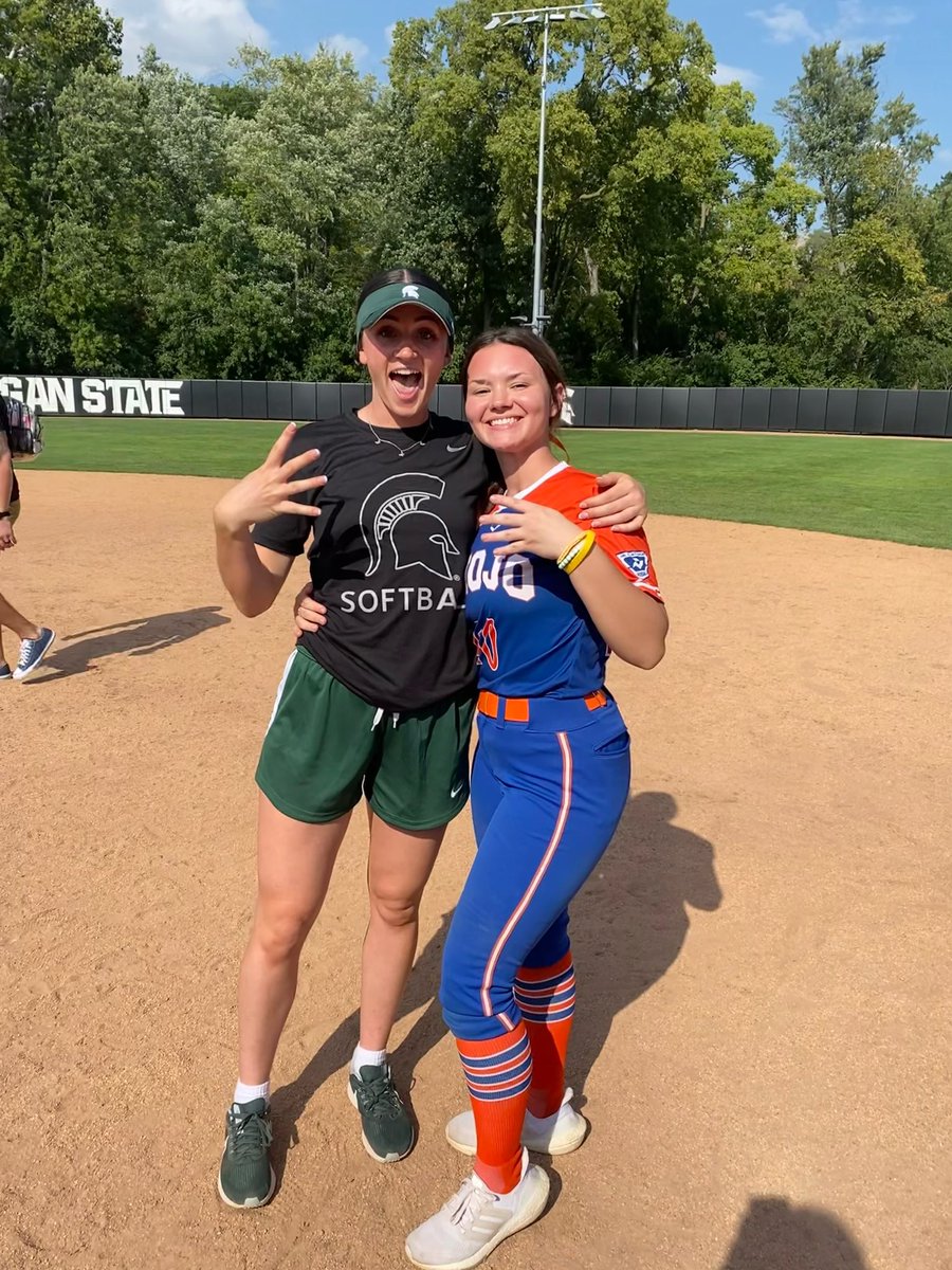 Had a great day at the MSU Softball camp! Thank you <a href="/ShoMcDonald/">Sharonda McDonald</a> for hosting a great camp, and the <a href="/MSU_Softball/">Michigan State Softball</a> players for making it so fun and giving great recruitment advice, i also had a pretty cool group leader <a href="/liv_militello/">A to the J</a> 💚🤍 <a href="/MOJO15UPizzo/">Mojo Pizzo 16u</a> #gogreen #fourforfours
