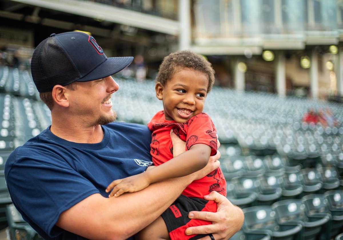CLEInspires's tweet photo. Ready to Respond presented by @Wayside_Akron is for our First Responders, but @CleGuardians reliever Kirk McCarty and Thomas stole the show! 😍❤️ https://t.co/fcXxkHHrAF