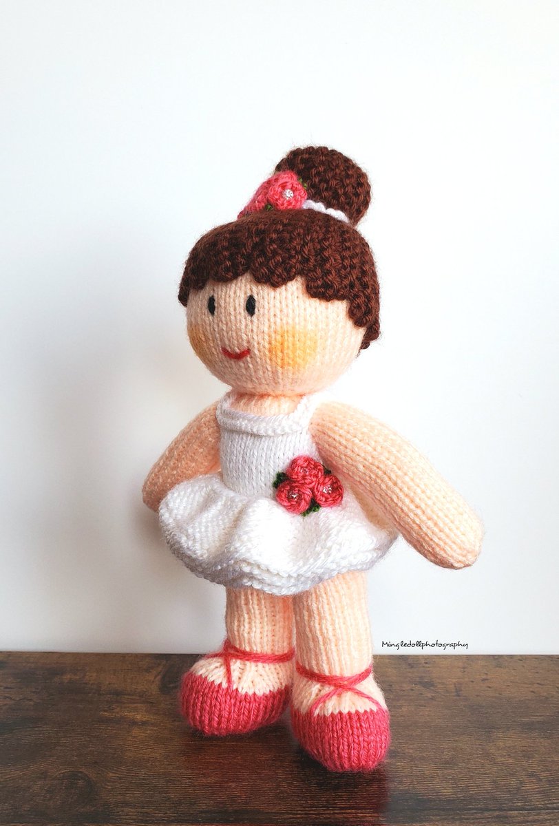 I finished a knitted ballerina doll designed by Jean greenhowe.I added rhinestones to the roses n some green around it #knitted #knitting #knittedtoys #knitteddoll #knittedballerina #ballerina #amigurumi #knittedamigurumi #jeangreenhowe #編織 #編みぐるみ #編み物