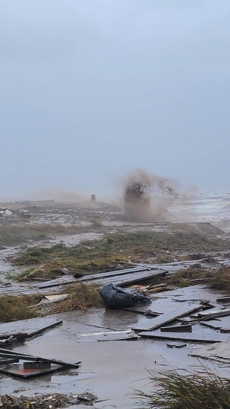 MelissaDFrey's tweet photo. Update from Newtok:
Patrick LeMay tells me the entire community is inundated with water. They are cut off from the airport. They estimated 100 feet of shoreline was lost. 12 homes are flooded. A 5,000 gallon fuel tank washed away. About 35 people do not have a home to go back to. https://t.co/86KyLo3YfR