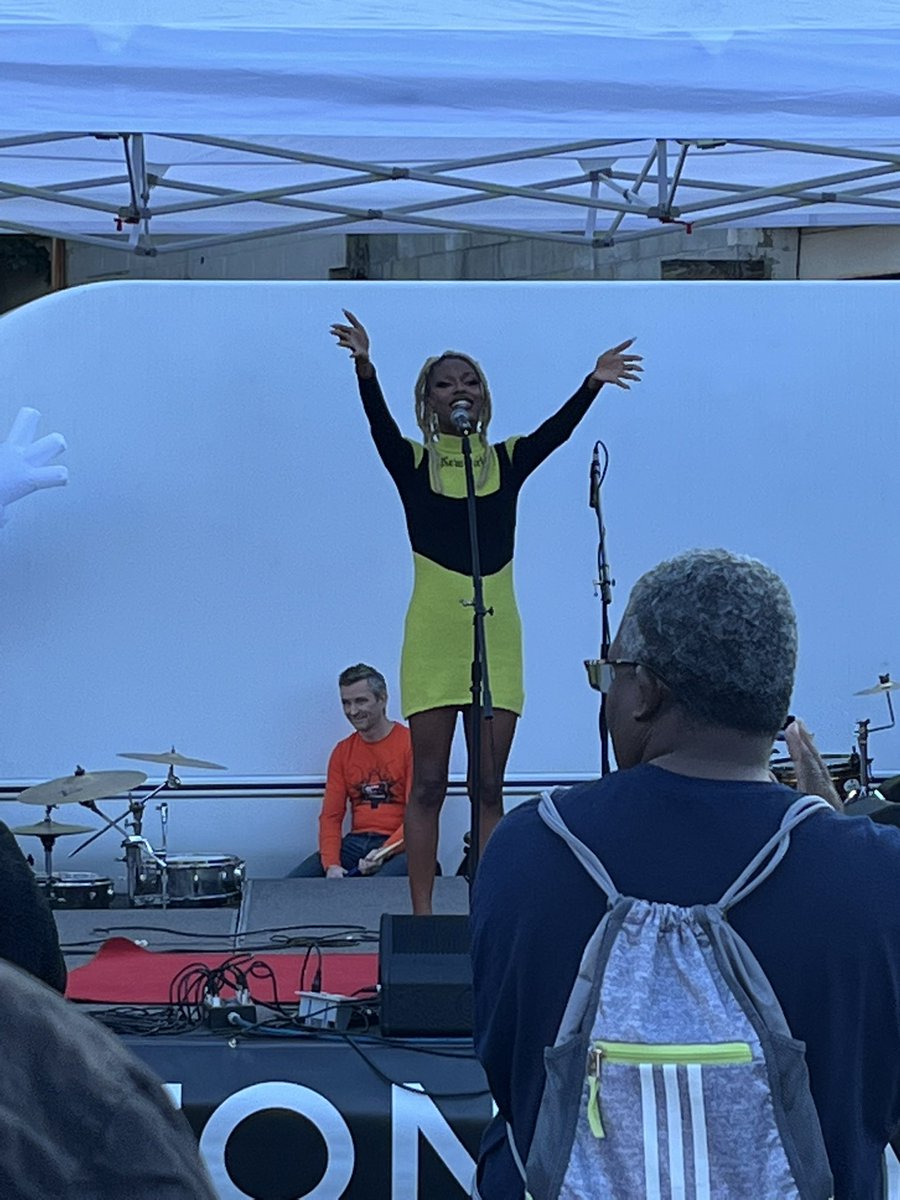 RandiSoltysiak's tweet photo. @RealMonaVeli awesome set at Fluff Fest!!! https://t.co/R020qm8UH0