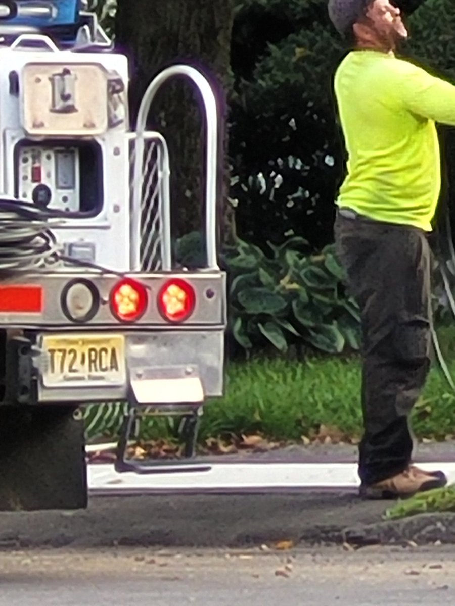 jaeskye22's tweet photo. @AlticeUSA @optimum Why does your comp think it's acceptable &amp; safe to drive down a street w/a tech IN the bucket while in the air (OSHA would LOVE this), throw your wires all over my lawn &amp; drag them down the street, scream at each other, &amp; then speed off in a residential neigh? https://t.co/kzEt44ADcK