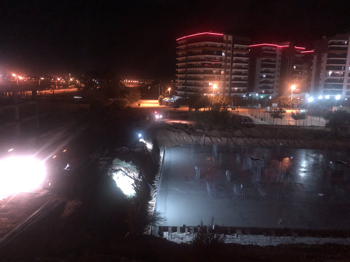 ogocen's tweet photo. Saat 00:45’e kadar beton döküldü. Kamyonların biri gitti diğeri geldi. Polis ekipleri geldi ama işlerini bitirmeden asla durmadılar. Nasıl bir hırs anlamak mümkün değil! Siz belirlemiyor musunuz bu sınırları? @EfelerBelediye @AydinBuyuksehir Gece de mi çekmek zorundayız artık?? https://t.co/F0GhSaweYH
