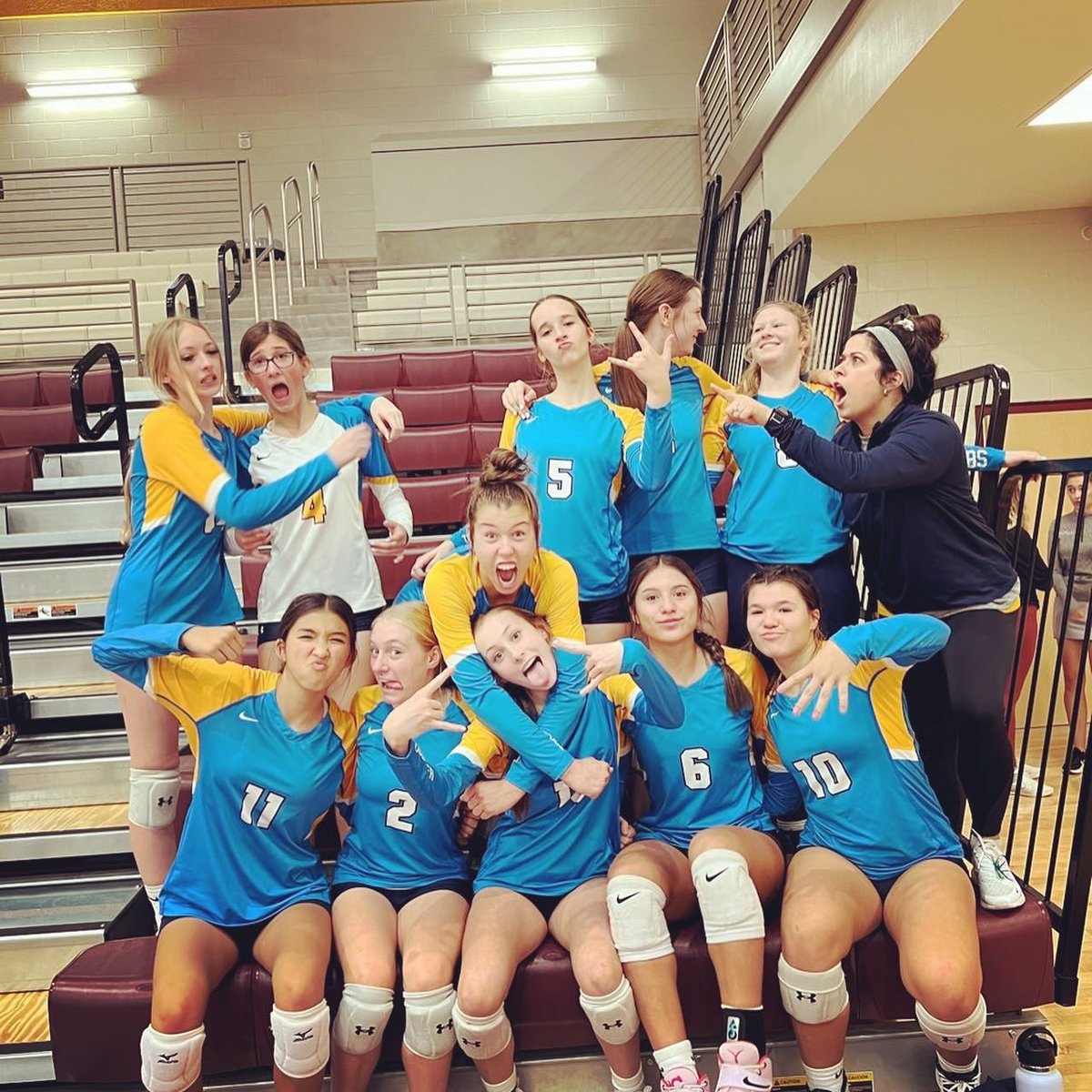 TimnathHSVB's tweet photo. ๐ต๐ก๐๐ปProud of these Cubbies who went 3-0 at the Brush tournament today! It was the pregame hoco music that sparked us๐ป๐๐ก๐ต
#hoco #timnathcubs #timnathhsvolley #cubcave #onedirection #cucumbers #fruitsalad https://t.co/Z3xa5lLph8