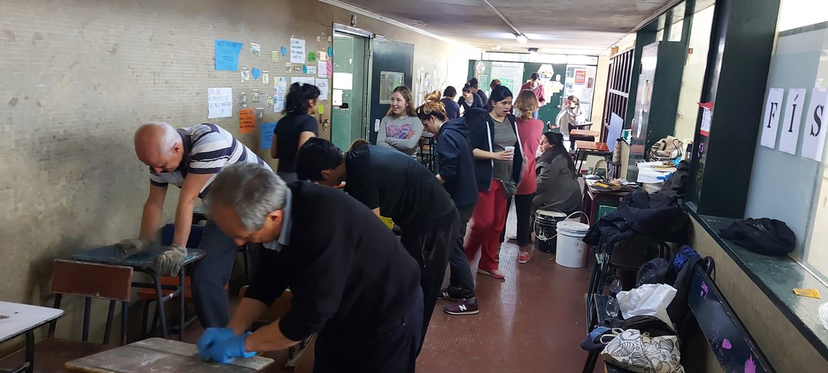 siagrofe's tweet photo. Si no lo hacen quienes deben hacerlo, hay una comunidad que sí. Confío que vengan más instancias como esta!
Hoy sábado 17/09/22 padres, docentes y estudiantes de los tres turnos, participamos de una jornada de acondicionamiendo liceal.
"Al Miranda lo hace su gente", esta gente. https://t.co/lXAlgoH2Nt