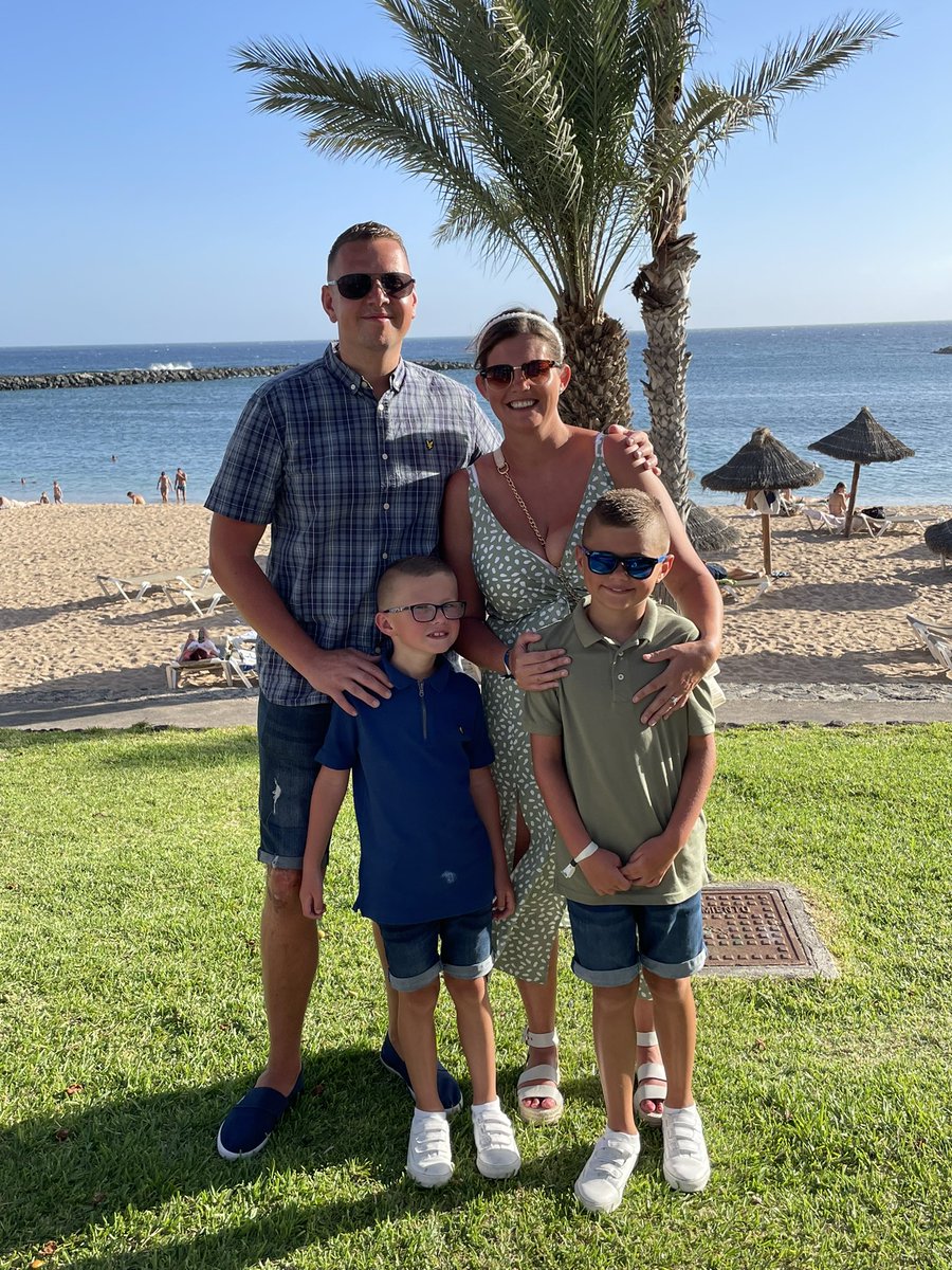 DaioGoddard's tweet photo. Lush night and the boys highlight was a chat with chicken nugget man #tenerife #lasamericas #verygoodverynice https://t.co/a43G9abttC