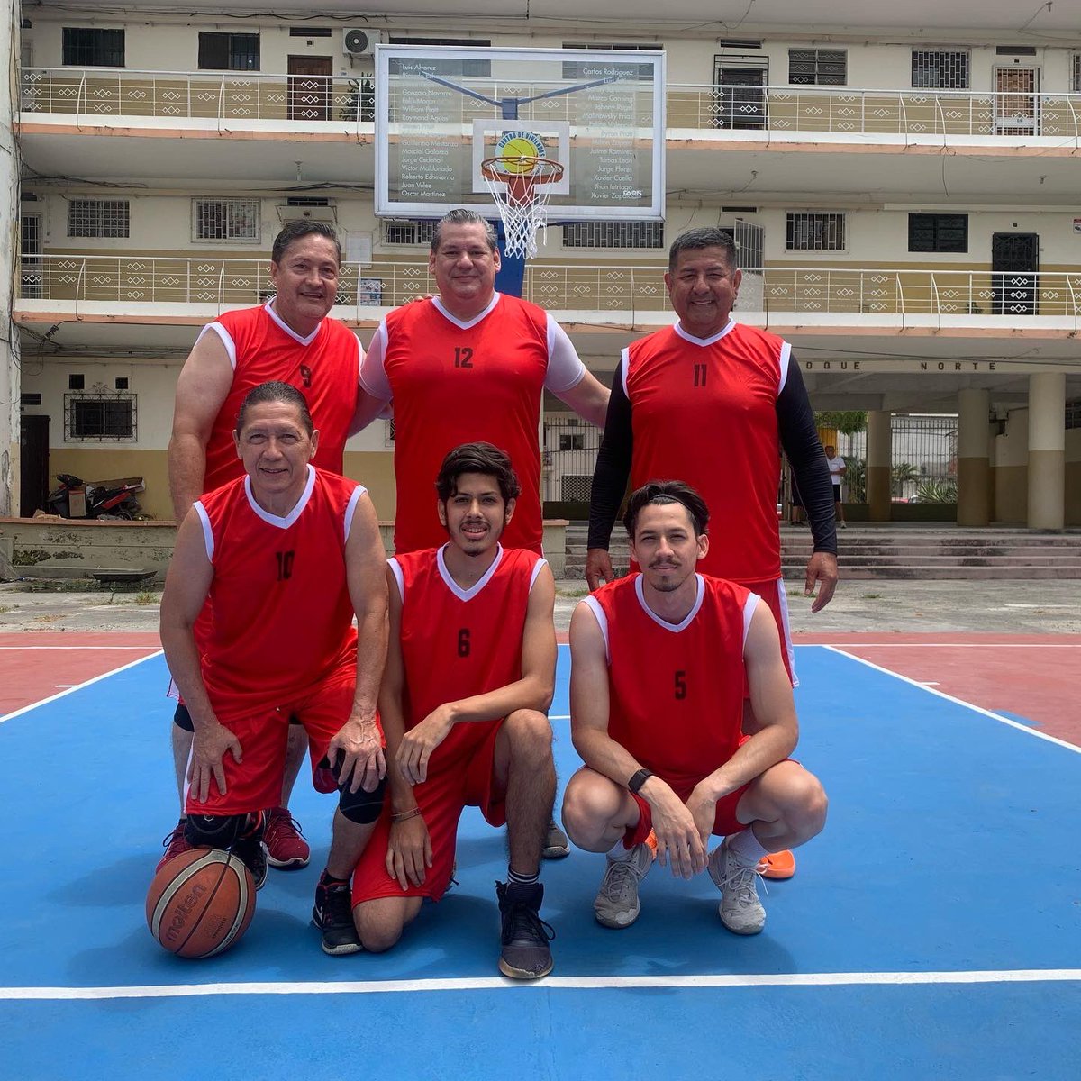 ColectivasB's tweet photo. Hoy se jugó la 1era fecha del torneo más antiguo de guayaquil, el AMISTAD 2022 en su edición #38. Encuentros que tuvieron lugar en el HOUSE ARENA CV y en el 2do. encuentro el equipo NEGRO ganó al equipo ROJO por el marcador de 62 - 55 https://t.co/AzvPdk2PUw