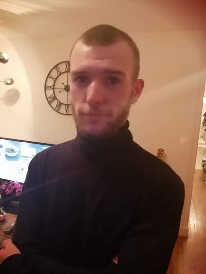 somlokki's tweet photo. Bonjour Twitter,

Un ami ne donne plus de nouvelles à ses proches depuis 18 mois..

Tout le monde s’inquiète, on aimerait juste savoir qu’il va bien.

Un signalement devrait être fait en gendarmerie prochainement…

RT + qu’appreciés https://t.co/TAbez66fXk