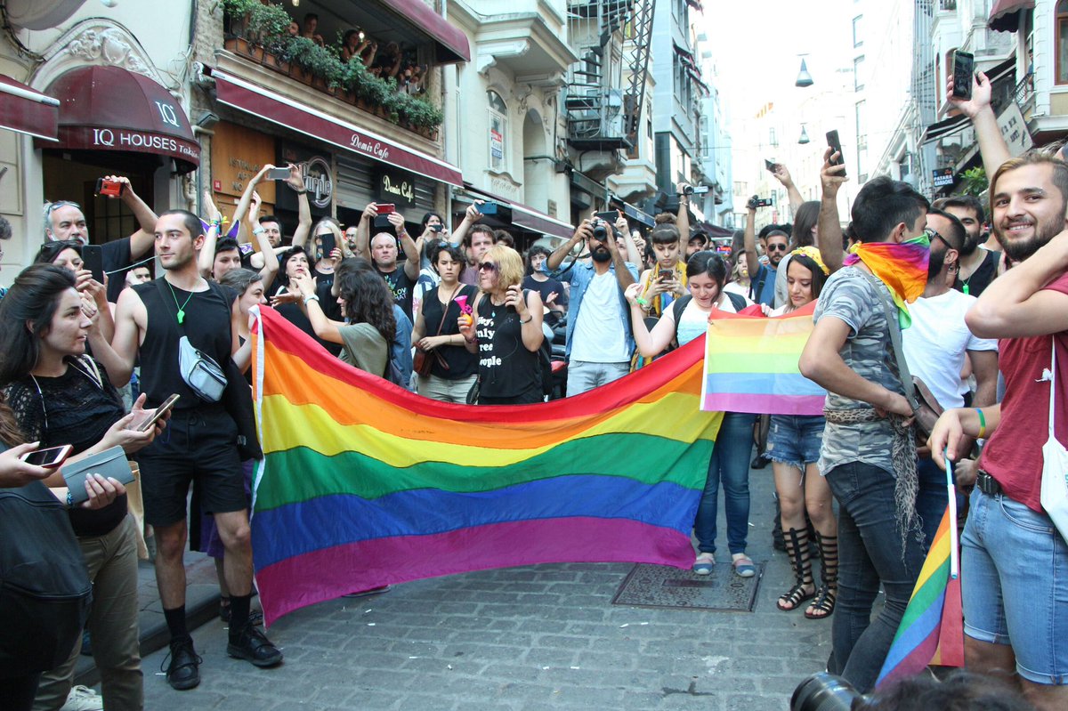 LGBTİ+ bireyler olarak kendi ülkemizde hak ve varolma mücadelemiz ilelebet sürecek. Şimdi biz, yarın diğerleri. Ayrımcılığı, göz göre göre işlenen bu nefret suçunu kabul etmiyoruz! Kimsenin kimseden üstün olmadığını bir kez daha vurgulayarak, alışın gitmiyoruz, gitmeyeceğiz.