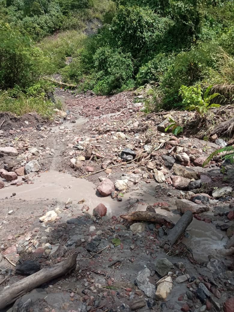 MurilloAnggy1's tweet photo. Más de 12 derrumbes fueron contabilizados en la vía que va desde Chorro El Indio hasta la comunidad de Macanillo en San Cristóbal. https://t.co/jguCLbGdgi