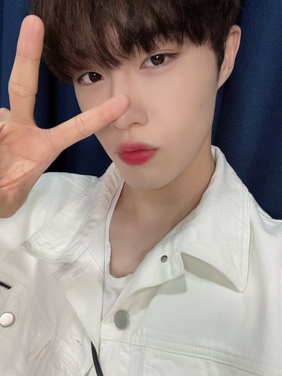ClXTWT_'s tweet photo. ⠀  ·⠀ ¿  ⠀( ⠀𝗫𝗶 ⠀) ⠀on  ♡͟    𝐧𝐞𝐰 ⠀🌼  əve𝕟𝕥

Yo muy alegre me fui a apoyar a @snakesprey_zip en su primer regreso y poder disfrutar de #𝑟ub·𝔸·𝑑ōom一區 ya pronto se viene el otoño y lo que queda hay que pasarlo de lo mejor con el #𝑠u𝑚𝑚𝑒r𖤣𖧧𝖺͟𝗇͟𝗍͟𝗁͟𝖾͟𝗆 https://t.co/b8r6AmC5BP