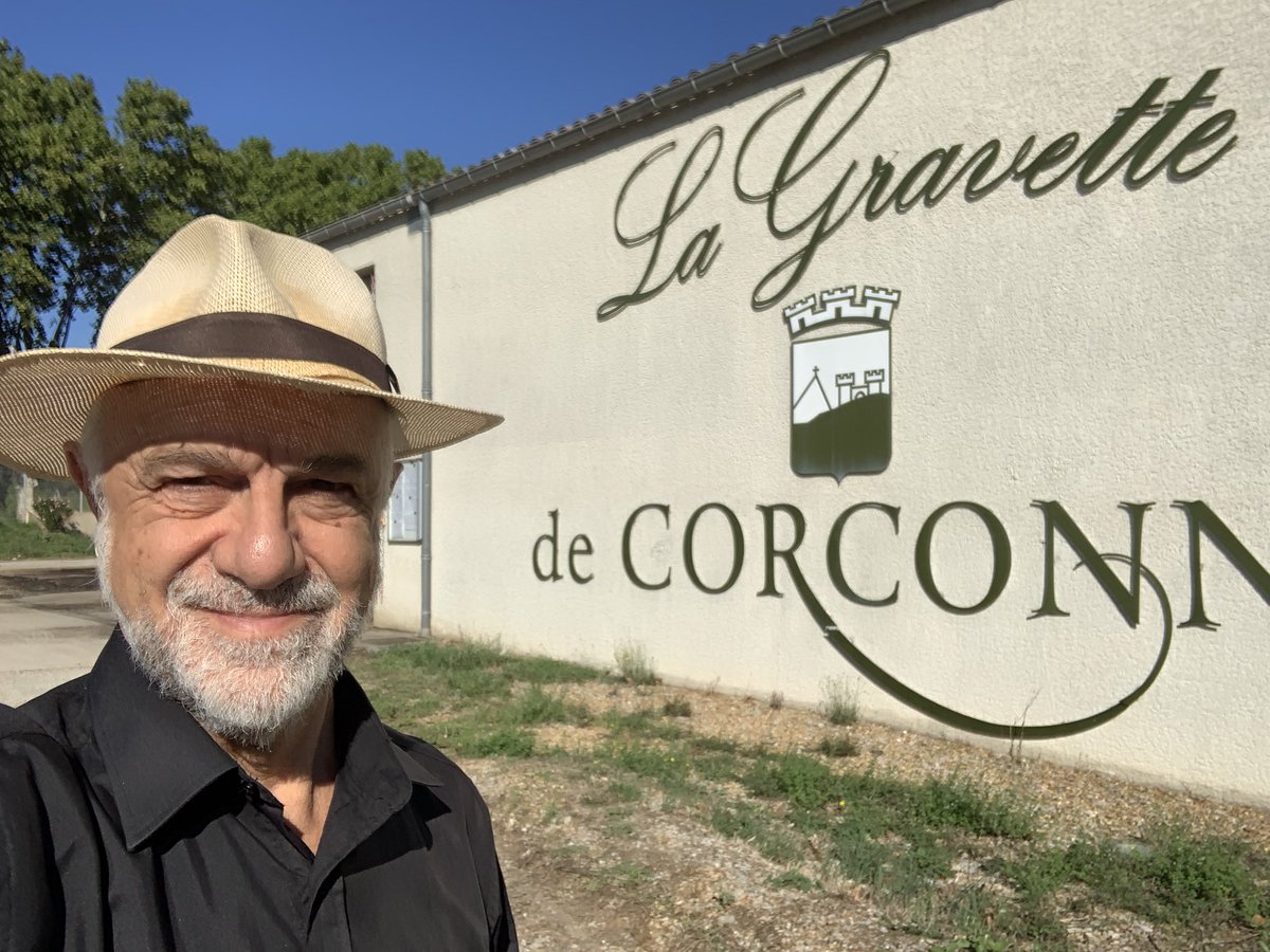AmisMasMathieu's tweet photo. Après les trombes d’eau des jours derniers, reprise des #vendanges pour le #GFAmasMathieu et #LaGravette #Corconne. Bonne qualité mais quantité faible à cause de la #grêle de fin juin et des deux mois d’été de grande #sècheresse. https://t.co/7lwozMh694