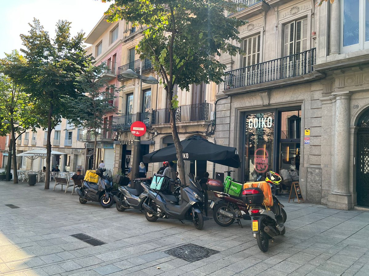 appat_app's tweet photo. Mica en mica les escenes de Barcelona es reprodueixen a Mataró
👉🏻 Vehicles de motor aclaparant les voreres de franquícies
👉🏻 Moltes empreses de delivery per un mateix producte
🛴 @appat_app som l'alternativa a aquest model. Sostenible, ètic i més just https://t.co/ge2kx4myHh