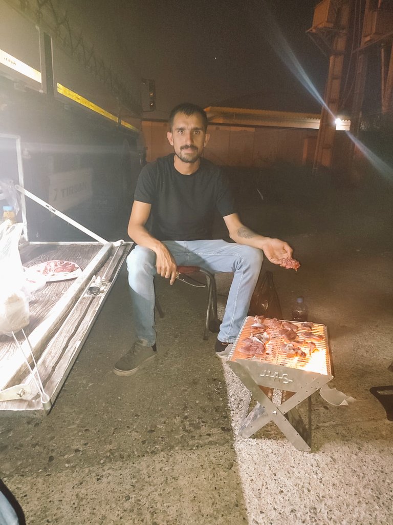 sinandmn7676's tweet photo. Halimiz itten beter keyfimiz paşa da yok 😎 https://t.co/L9NPWSIqRk