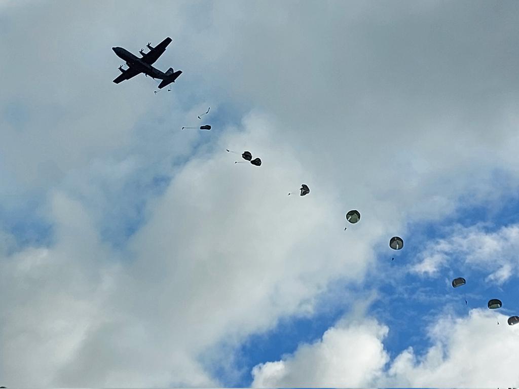 roy_mes's tweet photo. Vreemde vogels boven de Ginkelse Heide. Een waar spektakel tijdens de #airborne luchtlandingen en herdenking rondom de #Sysselt. Dit herinnert ons eraan welke offers er zijn gebracht voor onze vrijheid. 🕊 https://t.co/UvG6gFHhKz