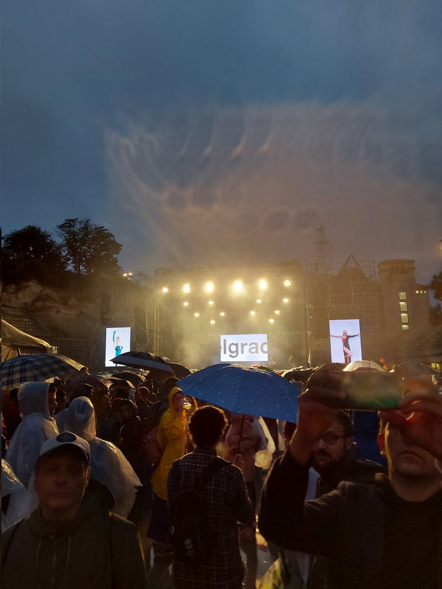 Happy Pride, Belgrade! Sicher und in einem Stück im Hotel angekommen. Ich bin nur klitsche, klatsche nass! Fazit: Regierung, Polizei, Kirche und rechte Gruppen konnten den Protest nicht verhindern. Solidarität siegt! #EuroPride2022