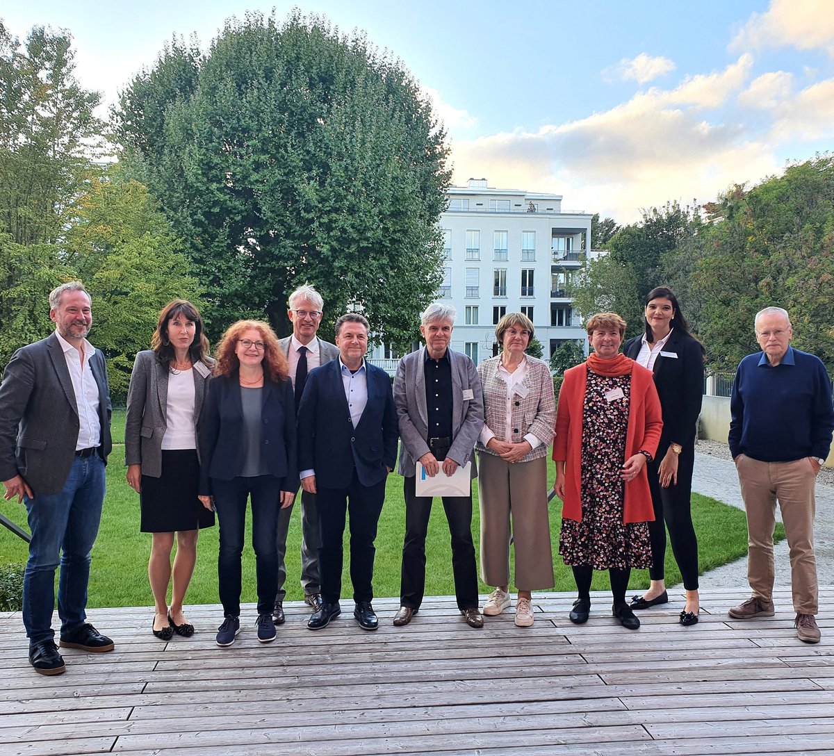 MargareteBause's tweet photo. Heute wurde der neue Vorstand von @transparency_de gewählt. Ich freue mich auf die neue Aufgabe als stv. Vorsitzende und auf die Zusammenarbeit in einem tollen Team! Tausend Dank an alle bisherigen Vorstandsmitglieder und die wunderbare Geschäftsstelle. https://t.co/et18bhE9A6