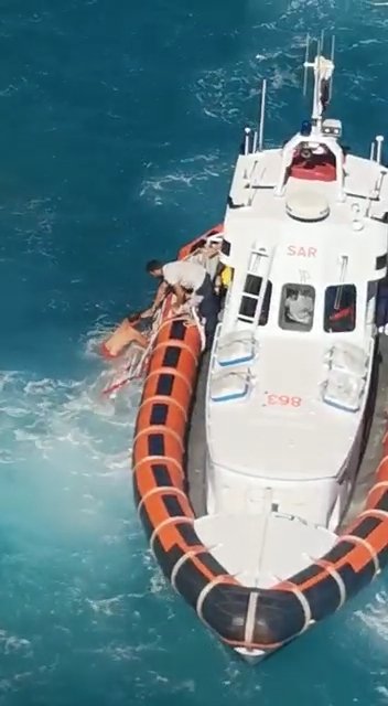 cpgenova's tweet photo. Complesso soccorso tra gli scogli affioranti di Punta Predani a #Bergeggi. Nel pomeriggio la #motovedetta CP863 della #Guardiacostiera di #Savona ha recuperato - e condotto a terra in sicurezza - due bagnanti bloccati dalla risacca. #TutelaSicurezza #MareSicuro2022 https://t.co/12P5MCr2Lc