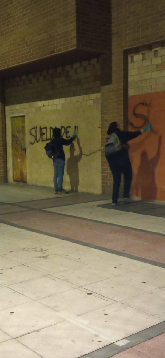 [#Iruñea]

🏘️ Los fondos buitre de la Rotxapea se han apropiado de bloques enteros de nuestro barrio, amenazando con dejar en la calle a numerosas familias y encareciendo su alquiler, para aumentar su beneficio a costa de nuestra miseria.

⬇️⬇️⬇️